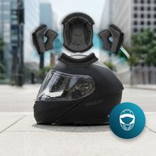 FlexShield Helm S Klappbarer Modularhelm mit ECE‑22.06‑Zulassung und doppelter P/J‑Zertifizierung für die Verwendung als Integral‑ oder Jethelm. Hergestellt aus thermoplastischem Harz, mit kratzfestem Visier, verstellbarem Sonnenvisier, mikrometrischem Verschlusssystem sowie herausnehmbaren und waschbaren Polstern. Beutel und Schachtel sind im Lieferumfang enthalten.