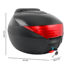 City Case El baúl trasero City Case ofrece una solución práctica y segura para el almacenamiento en motocicletas y scooters. Con una capacidad de 29L, permite guardar un casco integral o pequeñas mochilas. Su diseño incluye respaldo acolchado y un reflector rojo para mejorar la visibilidad en carretera. Fabricado en polipropileno (PP) resistente, soporta el uso diario y las inclemencias del tiempo. Disponible en negro o combinado con cubierta blanca.