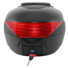 City Case El baúl trasero City Case ofrece una solución práctica y segura para el almacenamiento en motocicletas y scooters. Con una capacidad de 29L, permite guardar un casco integral o pequeñas mochilas. Su diseño incluye respaldo acolchado y un reflector rojo para mejorar la visibilidad en carretera. Fabricado en polipropileno (PP) resistente, soporta el uso diario y las inclemencias del tiempo. Disponible en negro o combinado con cubierta blanca.