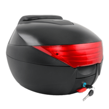 City Case El baúl trasero City Case ofrece una solución práctica y segura para el almacenamiento en motocicletas y scooters. Con una capacidad de 29L, permite guardar un casco integral o pequeñas mochilas. Su diseño incluye respaldo acolchado y un reflector rojo para mejorar la visibilidad en carretera. Fabricado en polipropileno (PP) resistente, soporta el uso diario y las inclemencias del tiempo. Disponible en negro o combinado con cubierta blanca.