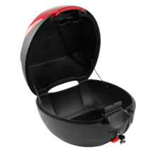 City Case El baúl trasero City Case ofrece una solución práctica y segura para el almacenamiento en motocicletas y scooters. Con una capacidad de 29L, permite guardar un casco integral o pequeñas mochilas. Su diseño incluye respaldo acolchado y un reflector rojo para mejorar la visibilidad en carretera. Fabricado en polipropileno (PP) resistente, soporta el uso diario y las inclemencias del tiempo. Disponible en negro o combinado con cubierta blanca.