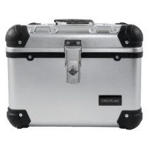 ADV Case El baúl ADV tiene una capacidad de 30L para almacenar un casco integral, ropa o accesorios de viaje. Incluye respaldo acolchado y está disponible en acabados premium en plata. Fabricado en polipropileno reforzado y con cierres metálicos, este baúl asegura una resistencia frente a golpes y condiciones climáticas adversas. Sus reflectores laterales mejoran la visibilidad en carretera.