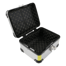 ADV Case El baúl ADV tiene una capacidad de 30L para almacenar un casco integral, ropa o accesorios de viaje. Incluye respaldo acolchado y está disponible en acabados premium en plata. Fabricado en polipropileno reforzado y con cierres metálicos, este baúl asegura una resistencia frente a golpes y condiciones climáticas adversas. Sus reflectores laterales mejoran la visibilidad en carretera.