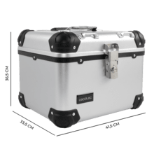 ADV Case El baúl ADV tiene una capacidad de 30L para almacenar un casco integral, ropa o accesorios de viaje. Incluye respaldo acolchado y está disponible en acabados premium en plata. Fabricado en polipropileno reforzado y con cierres metálicos, este baúl asegura una resistencia frente a golpes y condiciones climáticas adversas. Sus reflectores laterales mejoran la visibilidad en carretera.