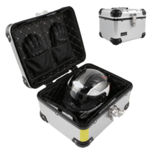 ADV Case Le top case ADV offre une capacité de 30 litres pour ranger un casque intégral, des vêtements ou des accessoires de voyage. Il est équipé d'un dosseret rembourré et se décline en une élégante finition argentée. Fabriqué en polypropylène renforcé avec des fermetures métalliques, ce top case garantit une résistance optimale aux chocs et aux intempéries. Ses réflecteurs latéraux améliorent la visibilité sur la route.