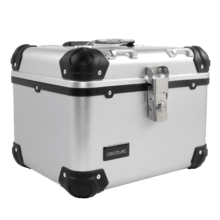 ADV Case El baúl ADV tiene una capacidad de 30L para almacenar un casco integral, ropa o accesorios de viaje. Incluye respaldo acolchado y está disponible en acabados premium en plata. Fabricado en polipropileno reforzado y con cierres metálicos, este baúl asegura una resistencia frente a golpes y condiciones climáticas adversas. Sus reflectores laterales mejoran la visibilidad en carretera.