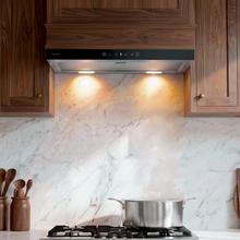 Bolero Flux TLT 604400 Glass Black A+++ Hotte aspirante télescopique de 60cm, avec 431,2 m³/h de puissance d'aspiration, classe A+++, contrôle tactile invisible, verre avant noir, corps en acier inoxydable, moteur DC, Hand Movement Control, fonction Booster, filtres lavables, option de filtres à charbon incluse.