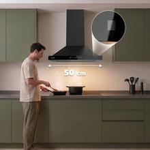Bolero Flux PT 504400 Black A+++Cecotec Bolero Flux PT 504400 Black A+++ Cappa aspirante piramidale da 50 cm, con 449,5 m³/h di aspirazione, Classe A+++, Controllo touch invisibile, Finitura in nero verniciato e frontale in vetro nero, Motore BLDC, Hand Movement Control, funzione Booster, filtri lavabili, opzione filtri al carbone inclusi per il ricircolo.