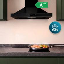 Bolero Flux PT 504400 Black A+++Cecotec Bolero Flux PT 504400 Black A+++ Cappa aspirante piramidale da 50 cm, con 449,5 m³/h di aspirazione, Classe A+++, Controllo touch invisibile, Finitura in nero verniciato e frontale in vetro nero, Motore BLDC, Hand Movement Control, funzione Booster, filtri lavabili, opzione filtri al carbone inclusi per il ricircolo.