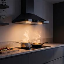 Bolero Flux PT 704400 Inox A+++ Hotte aspirante pyramidale , 70 cm, avec une puissance d'aspiration de 449,5 m³/h, classe A+++, contrôle tactile invisible, finition en acier inoxydable et façade en verre blanc, moteur DC, Hand Movement Control, fonction Booster, filtres lavables, option filtres à charbon inclus pour la recirculation.