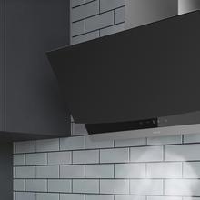 Bolero Flux DT 604400 Matt Black A+++ Hotte aspirante décorative de 60 cm en verre mat et brillant, cheminée en inox, avec une puissance d'aspiration de 416,5 m³/h, classe A+++, moteur BLDC, contrôle tactile invisible, Hand Movement Control, 3 vitesses, fonction Booster, éclairage LED, filtres en aluminium, option filtres à charbon inclus.