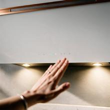 Bolero Flux DT 907500 Matt White A+++Cecotec Cappa aspirante decorativa da 90 cm in vetro bianco opaco e bianco lucido con dettagli color rame, canna fumaria in acciaio inox, con aspirazione da 717,2 m³/h, classe A+++, motore BLDC, touch control, Hand Movement Control, doppia funzione Booster, funzione Air Cleaning, Wifi per l'utilizzo di app, luce LED, filtri in alluminio, opzione filtro al carbonio inclusa.