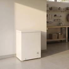 Bolero CoolMarket Chest 99M White D Congelatore orizzontale nero, alto 85 cm e largo 54,7 cm, con capacità di 99 litri, convertibile in frigorifero, classe energetica D, modalità Fast Freezing, cerniera silenziosa, controllo elettronico.