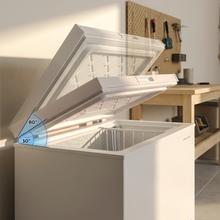 Bolero CoolMarket Chest 99M White D Congelatore orizzontale nero, alto 85 cm e largo 54,7 cm, con capacità di 99 litri, convertibile in frigorifero, classe energetica D, modalità Fast Freezing, cerniera silenziosa, controllo elettronico.