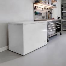 Bolero CoolMarket Chest 293M White D Congelador horizontal preto, 84,4 cm de altura e 106,5 cm de largura, com 293 L de capacidade, convertível em frigorífico, classe energética D, modo Fast Freezing, Dobradiça Silenciosa, Controlo eletrónico.