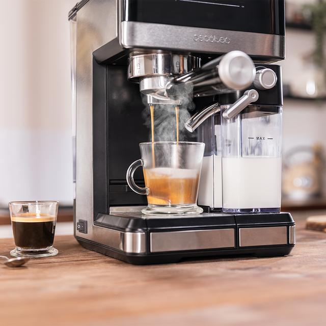Power Espresso 20 Touch & Cream Cafetera semiautomática táctil con depósito de leche.