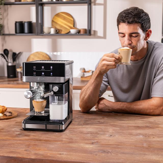 Power Espresso 20 Touch & Cream Cafetera semiautomática táctil con depósito de leche.