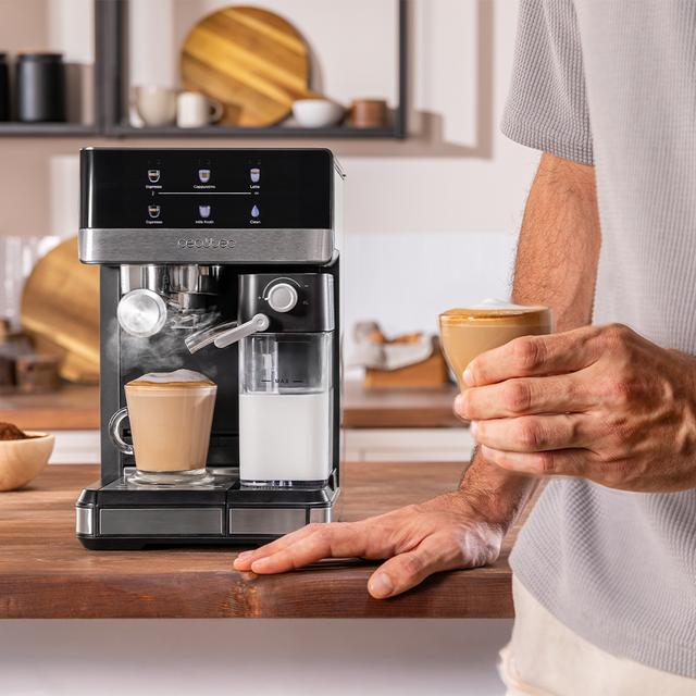 Power Espresso 20 Touch & Cream Cafetera semiautomática táctil con depósito de leche.