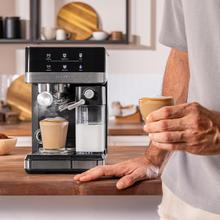 Power Espresso 20 Touch & Cream Cafetera semiautomática táctil con depósito de leche.
