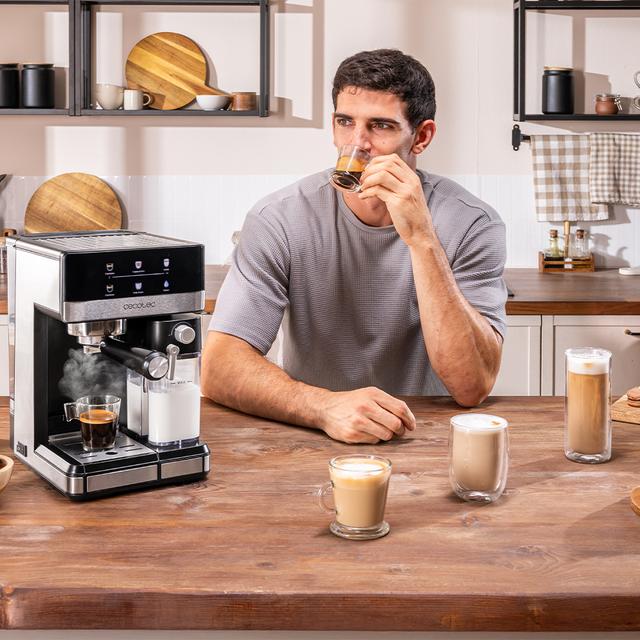 Power Espresso 20 Touch & Cream Cafetera semiautomática táctil con depósito de leche.
