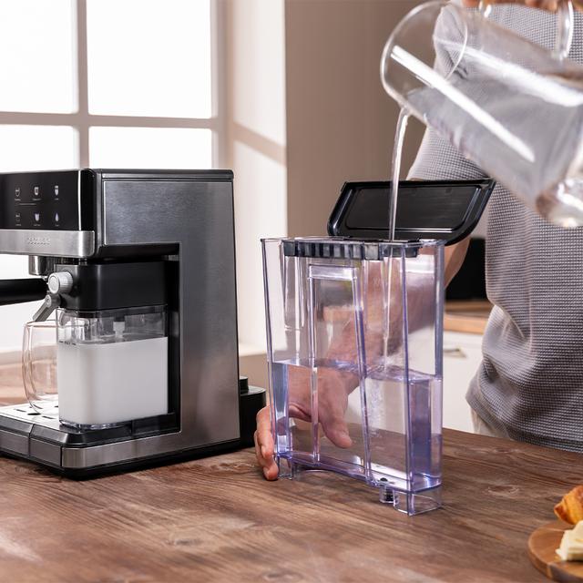 Power Espresso 20 Touch & Cream Cafetera semiautomática táctil con depósito de leche.