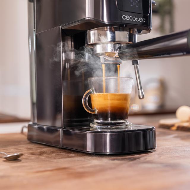 Power Espresso 20 Touch Espresso and cappuccino machine, with 20 bars and adjustable steam nozzle.