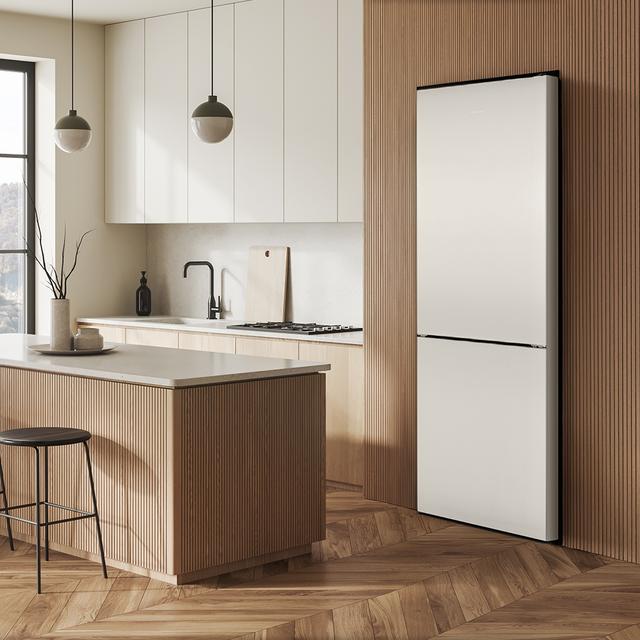 Bolero CoolMarket Combi 356i White E Réfrigérateur Combi blanc, 356 L, largeur 59,5 cm, hauteur 200 cm, Total NoFrost, Multi Airflow, congélation rapide, FreshnessFlex HUB, HumidityFlex HUB et porte réversible - Éclairage LED et affichage intérieur