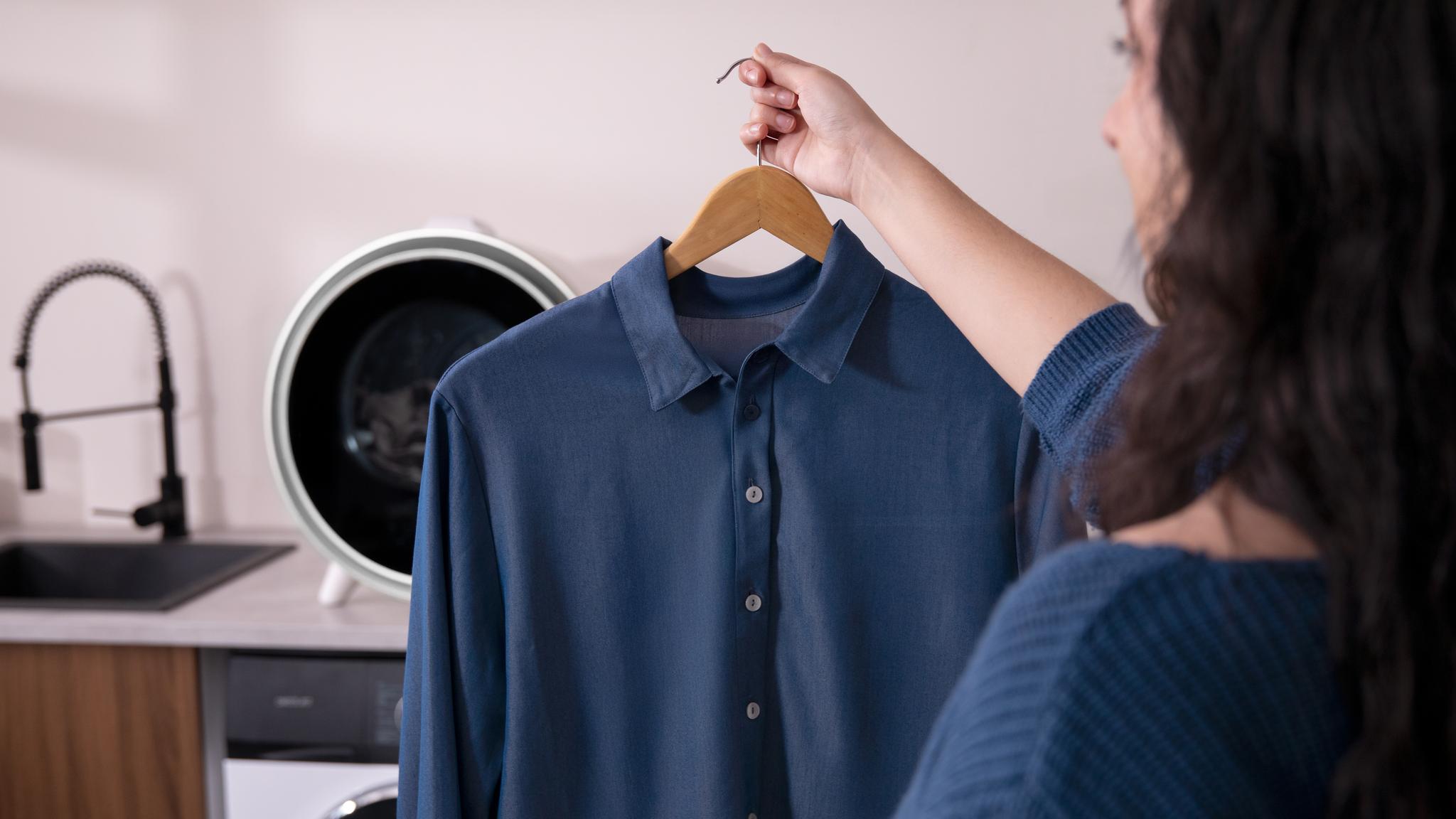 Alisa las prendas con vapor