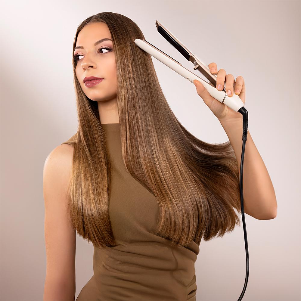Plancha CECOTEC Lisse 880 HidraProtect alisando el cabello
