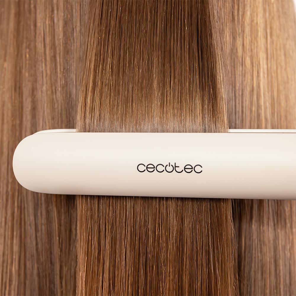 Detalle de alisado con la plancha CECOTEC Lisse 880 HidraProtect