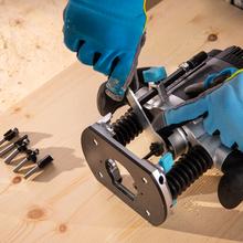 MultiShape 900 Inmersion Große Oberfräse mit 1200 W Leistung. Inklusive 5 Bohrer. Kompatibel mit großen und kleinen Fräsern. Einstellbare Tiefe bis 55 mm. Einstellbare Geschwindigkeit.