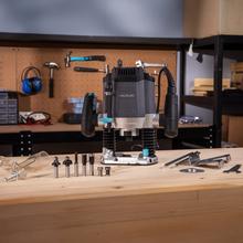 MultiShape 900 Inmersion Große Oberfräse mit 1200 W Leistung. Inklusive 5 Bohrer. Kompatibel mit großen und kleinen Fräsern. Einstellbare Tiefe bis 55 mm. Einstellbare Geschwindigkeit.