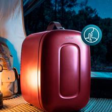 Bolero MiniCooling 4L Capri Red Frigorifero MiniCooling Bora Red da 4 litri, funzionamento a 12-220 V, compatibile con auto e camper, funzione di raffreddamento e riscaldamento con intervallo di temperatura da 7 a 50 °C e trasporto facile.