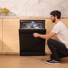 Bolero Aguazero 7000 Matt Black Glass Connected Lavavajillas cristal negro mate de 60 cm, 16 servicios, clase B, motor Inverter Plus Duo, 10 programas, Smart Voice Control, Smart Knock Dual Control, WiFi, Smart Wash, Steam Wash, Extra Hygiene, AutoClean, luz interior y luz ambiente exterior, funciones de secado O2Dry, Dual Turbo Dry+, Super Dry, tecnología brazo aspersor Splash 360, Save+, Half Load, Silent Wash, Delay Start, Extra Rapid y bandeja para cubiertos