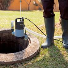 Neptunus 400 Dark Pompe d'évacuation de 400 W. Jusqu’à 8.000 l/h. Hauteur maximale de pompage de 5,5 m et profondeur de 7 m. Interrupteur-flotteur. IPX8. Câble de 10 m et corde en nylon de 8 m.