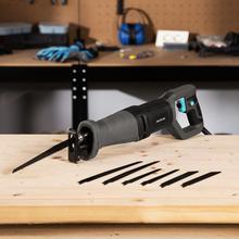 LongFlex 710 Pro Sierra de sable de 710W. Cambio de cuhilla rápido. Cortes profundos 115mm y eficientes con recorrido de 20mm. Incluye 6 cuchillas.