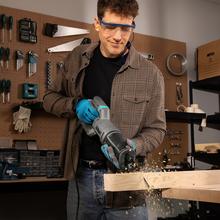 LongFlex 900 ShockAbsorber Sierra de sable de 850W. Velocidad variable. Sistema ShockAbsorber. Mango rotacional. Láser y luz LED. Cambio de cuhilla rápido. Incluye 6 cuchillas.