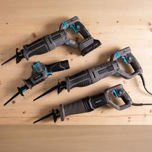 LongFlex 1200 Home&Garden Sierra de sable batería. Incluye 2 baterías de 12V. Accesorio para cortar ramas. Incluye 6 cuchillas y maletín.