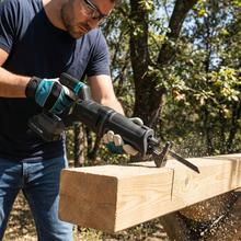 LongFlex 4000 ShockAbsorber Liberty Sierra de sable batería Nexus 21V. Velocidad variable. Sistema ShockAbsorber. Mango rotacional. Láser y luz LED. Cambio de cuchilla rápido. Incluye 6 cuchillas.