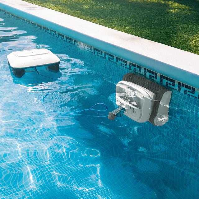Conga Pooldroid 10000 TotalClean AquaSkater Robot limpiapiscinas para fondos, paredes, línea de flotación y superficie. Apto para superficies de hasta 300 m2. ScubaDriving Tech, limpieza ordenada. 150 minutos de autonomía. Filtro de alta eficiencia de 180 μm. Capacidad de 4 L. Boya para la limpieza de la superficie. Control APP y mando a distancia. 4 motores.