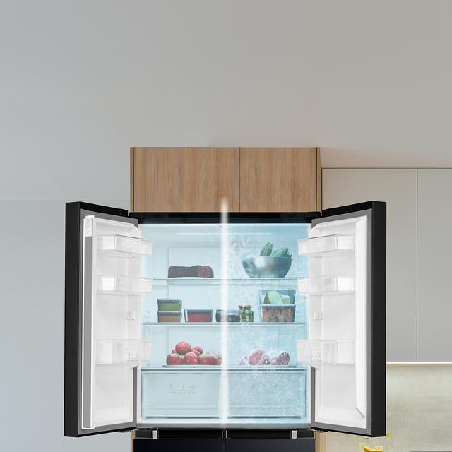 Bolero CoolMarket 4D 474 Dark E Frigorífico 4 puertas inox negro con una gran capacidad de 474 L, 177,5 cm de alto y 83,3 cm de ancho, cajón temperatura variable, apertura puerta 90º y compresor Inverter Plus. Además, es ultra silencioso (35 dB) y cuenta con distintos modos como Fast Cooling y Fast Freezing, así como sistemas como MultiAirFlow, sensores de temperatura y Total NoFrost.