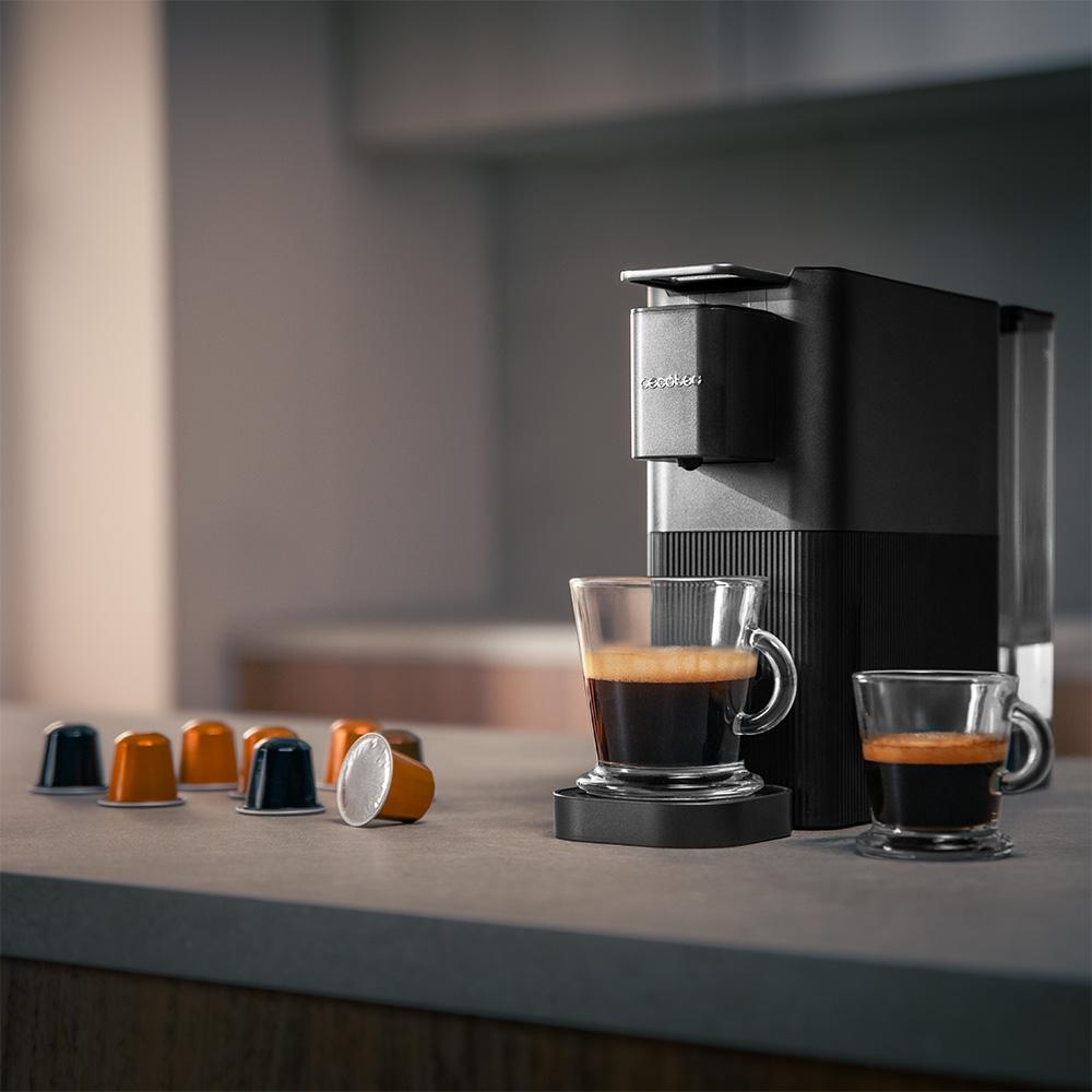 Cafetera Cecotec Power Caps 20 preparando café en cocina