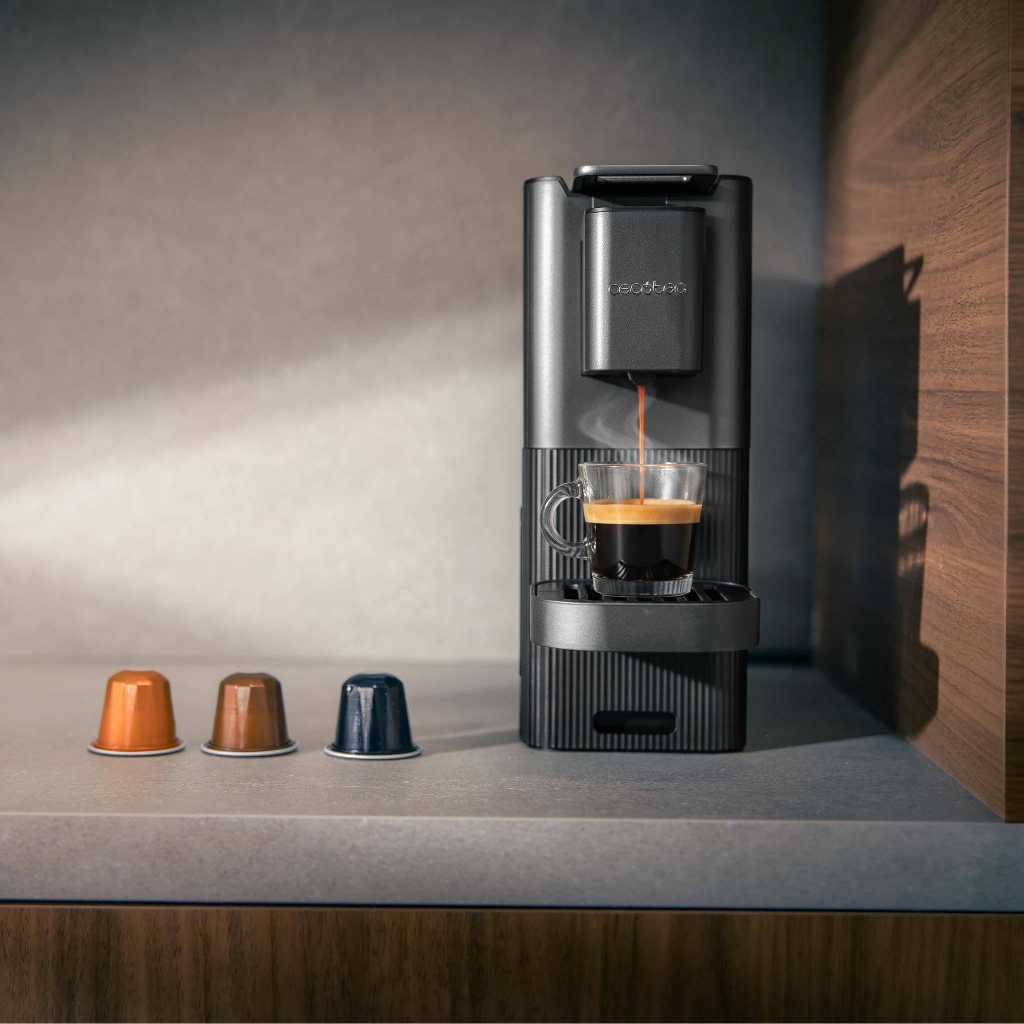 Cafetera Cecotec Power Caps 20 sirviendo espresso