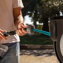 HydroShell 100 Pro Carrete de manguera de 10m. Enrollador automático con SlowReturn y Smooth Technology. Diseño portátil y ergonómico. Incluye pistola pulverizadora con tanque para jabón y 8 funciones.