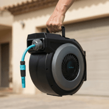 HydroShell 300 Pro 30 m langer Wasserschlauchaufroller. Automatischer Aufroller mit SlowReturn- und Smooth‑Technologie. Tragbares und ergonomisches Design. Inklusive Sprühpistole mit integriertem Reinigungsmitteltank und 8 Sprühfunktionen.