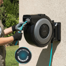 HydroShell 300 Pro 30 m langer Wasserschlauchaufroller. Automatischer Aufroller mit SlowReturn- und Smooth‑Technologie. Tragbares und ergonomisches Design. Inklusive Sprühpistole mit integriertem Reinigungsmitteltank und 8 Sprühfunktionen.