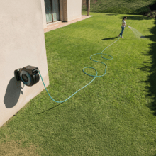 HydroShell 300 Pro 30 m langer Wasserschlauchaufroller. Automatischer Aufroller mit SlowReturn- und Smooth‑Technologie. Tragbares und ergonomisches Design. Inklusive Sprühpistole mit integriertem Reinigungsmitteltank und 8 Sprühfunktionen.