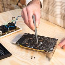 ToolBox 8000 Pro Maletín de herramientas aluminio con 380 piezas. Incluye todo tipo de herramientas, incluso llaves de carraca y llaves fijas, para trabajos del hogar como carpintería, fontanería, electricidad, mecánica y más.