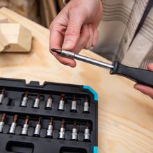 ToolBox KRK 2200 Valigetta da 46 pezzi. Include un cricchetto a 72 denti. Chiavi a bussola CRV e punte S2. Bussole per cerchi. Valigetta robusta.