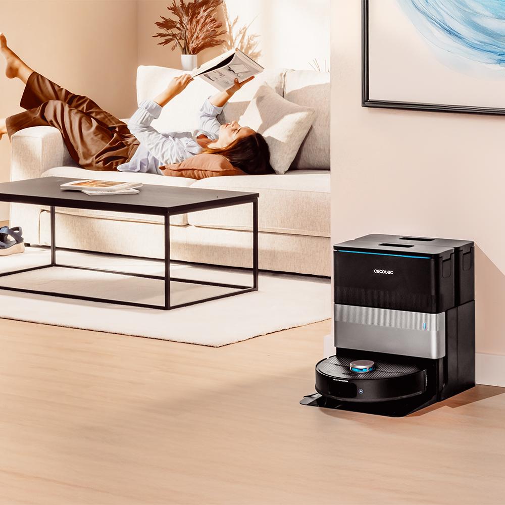 Robot aspirador Conga X70 trabajando en el hogar